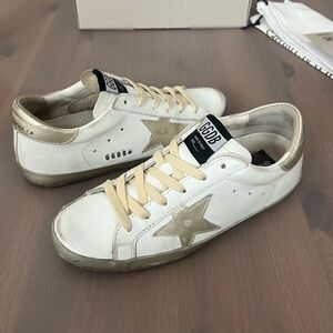 GOLDEN GOOSE クラフィックフリントトロストリンクフティ Golden Goose Super-Star sneakers with silver sparkle foxing